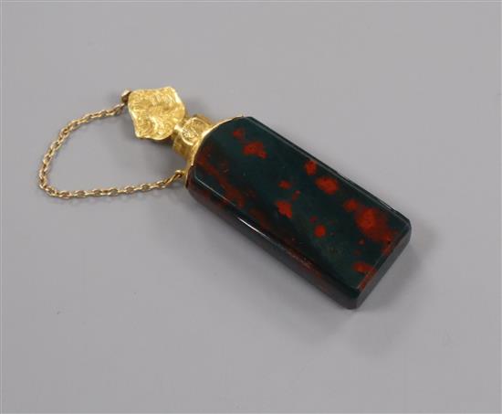 An early 19th century yellow metal mounted bloodstone scent bottle, with stopper on chain, 60mm.